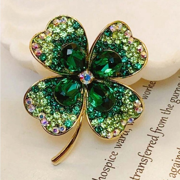 Jewelry - Elegant shamrock Irish Green Clover Brooch